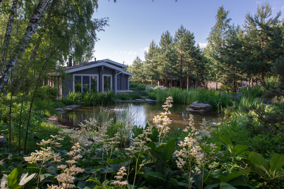 Идея дизайна: летний сад с прудом в классическом стиле с полуденной тенью