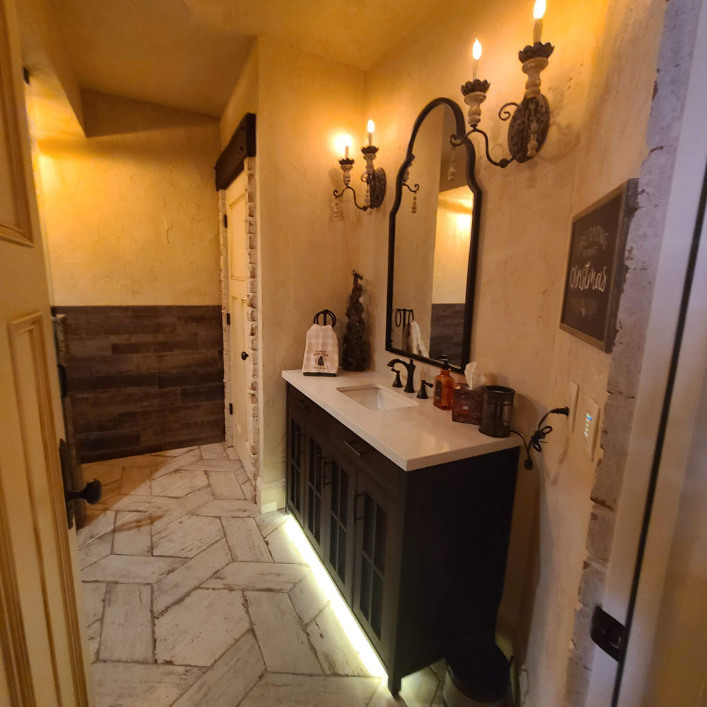 グランドラピッズにある地中海スタイルのおしゃれな浴室の写真