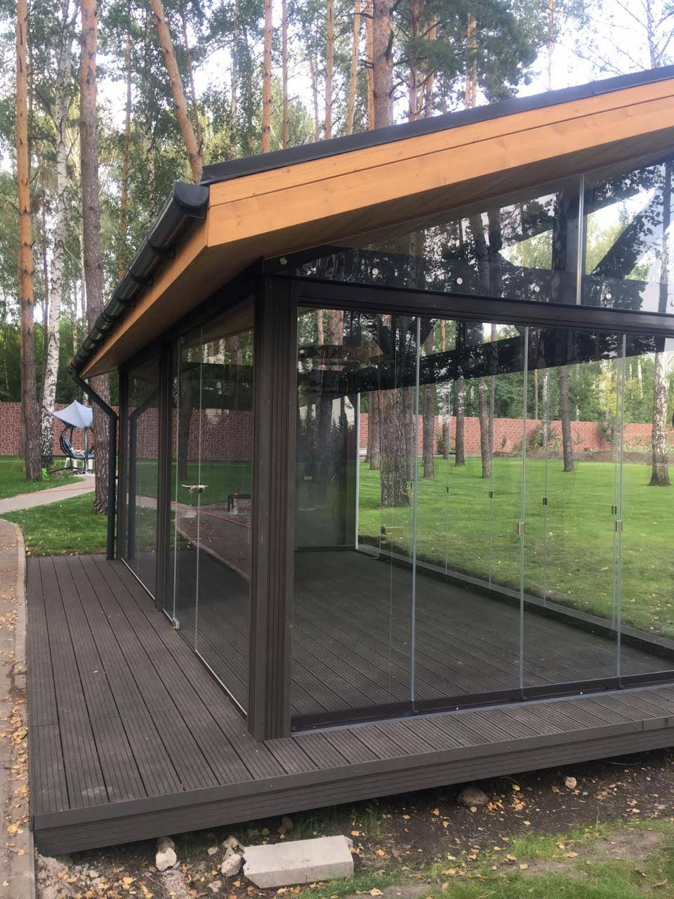 Теплая беседка с безрамным раздвижным остеклением