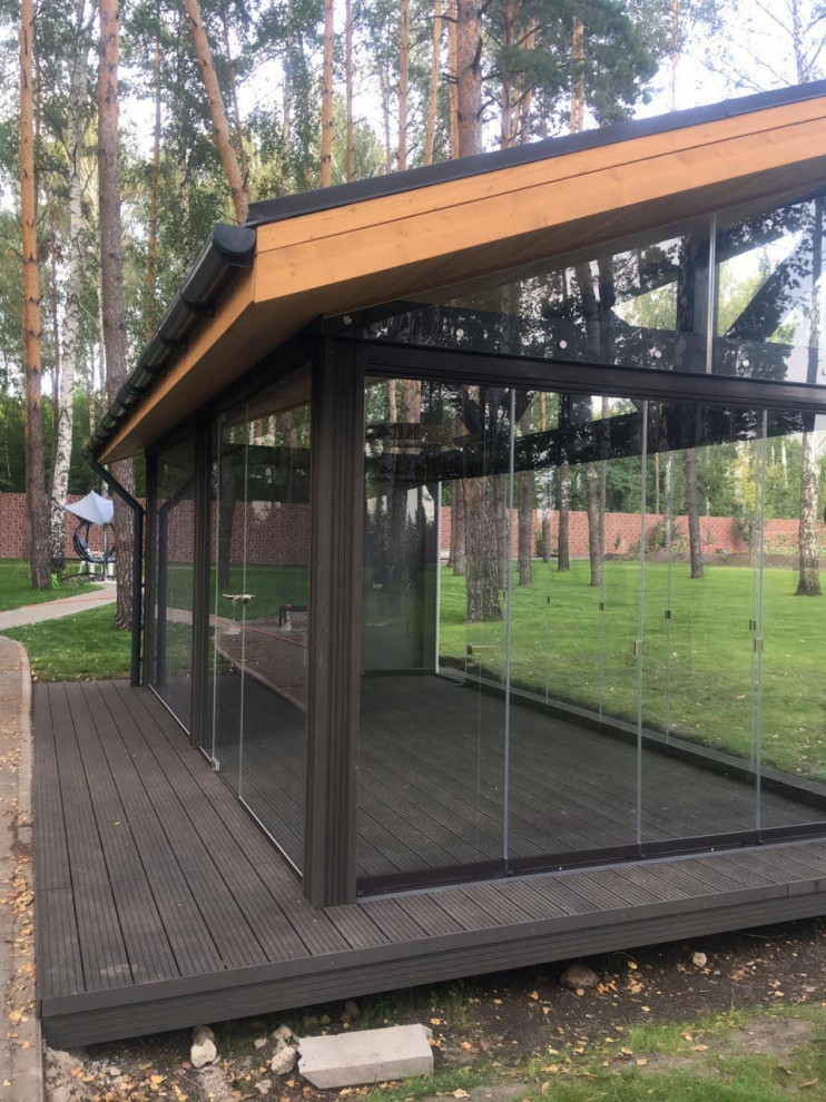 Теплая беседка с безрамным раздвижным остеклением