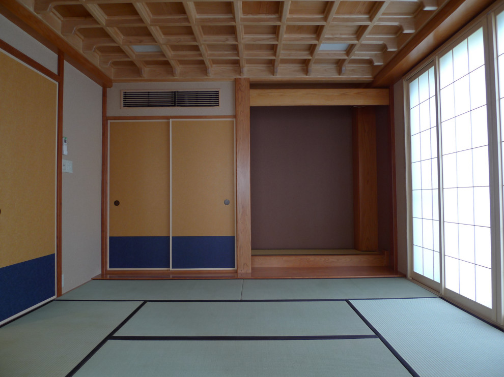 Mittelgroßes, Abgetrenntes Asiatisches Wohnzimmer mit beiger Wandfarbe, Tatami-Boden, grünem Boden, Kassettendecke und Tapetenwänden in Tokio