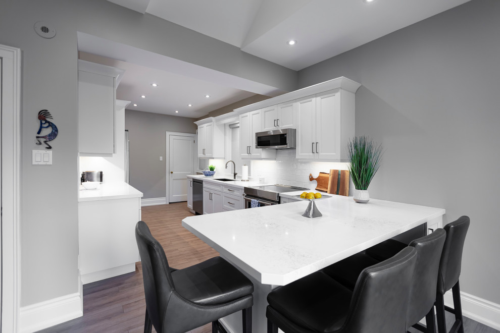 Inspiration for a transitional kitchen remodel in Toronto
