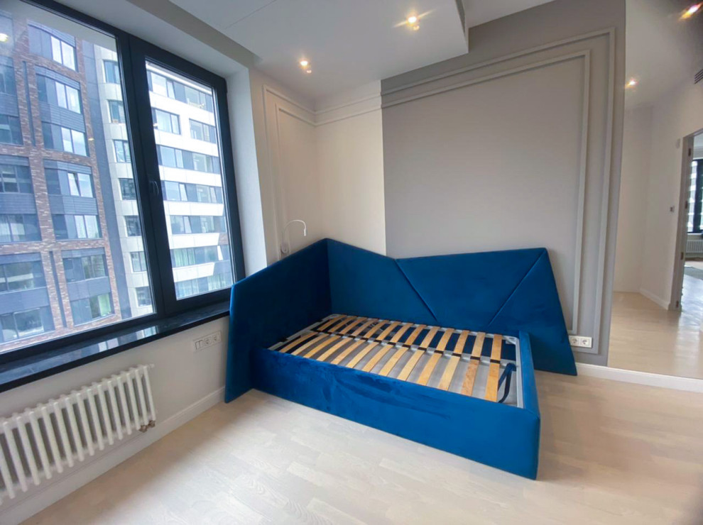 Bedroom - contemporary bedroom idea in Moscow