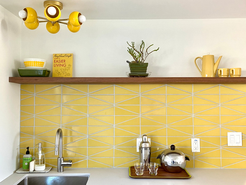 Источник вдохновения для домашнего уюта: прямой домашний бар среднего размера в стиле ретро с желтым фартуком и фартуком из керамической плитки