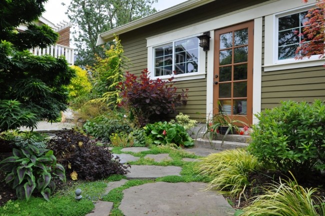 Design ideas for a large traditional backyard garden in Seattle with natural stone pavers.