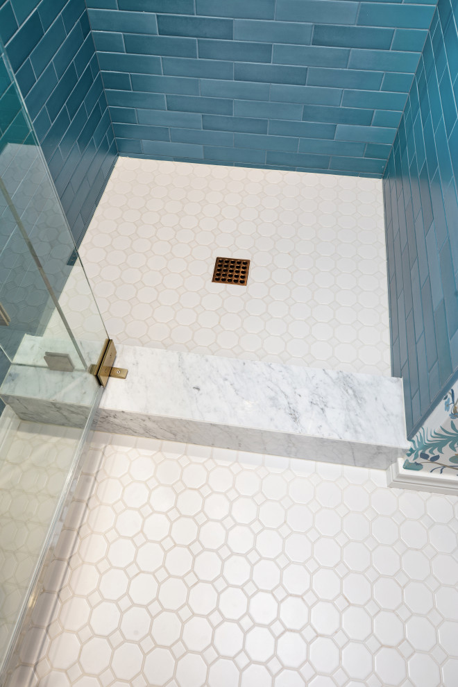 Свежая идея для дизайна: маленькая ванная комната в классическом стиле с фасадами с утопленной филенкой, темными деревянными фасадами, душем в нише, унитазом-моноблоком, синей плиткой, керамической плиткой, синими стенами, полом из керамической плитки, душевой кабиной, накладной раковиной, мраморной столешницей, белым полом, душем с распашными дверями, белой столешницей, нишей, тумбой под одну раковину, встроенной тумбой и обоями на стенах для на участке и в саду - отличное фото интерьера