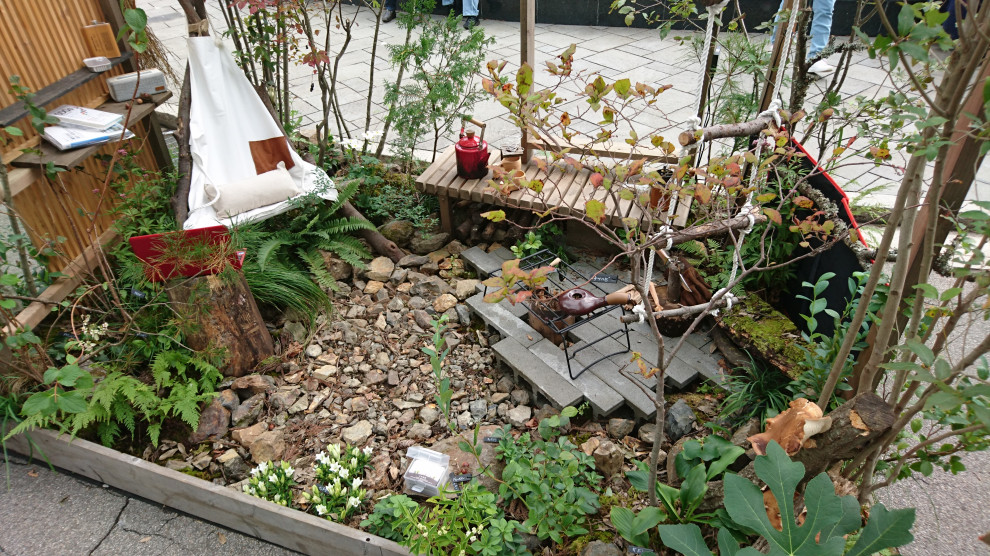 Design ideas for a small modern front yard partial sun garden in Tokyo with a garden path and natural stone pavers.