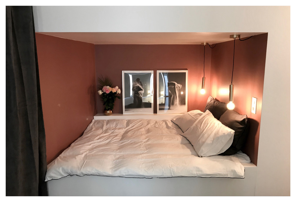 Bild på ett litet vintage sovloft, med rosa väggar, heltäckningsmatta och svart golv
