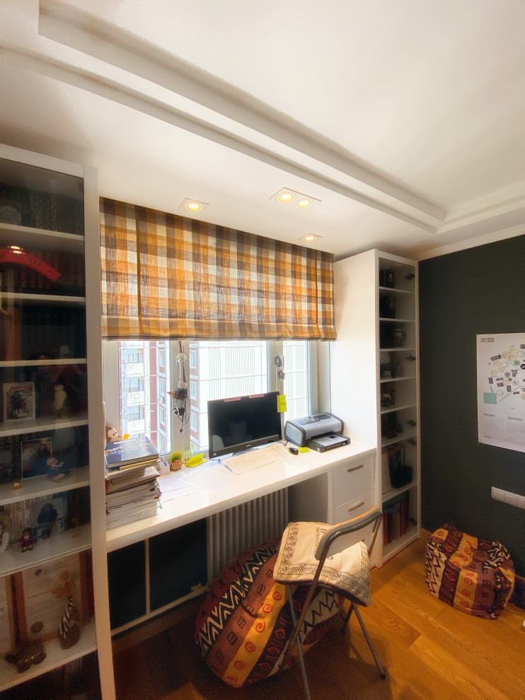 Inspiration pour un bureau bohème de taille moyenne avec un mur vert, sol en stratifié, un bureau intégré et un sol orange.