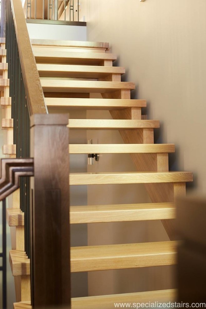 Ejemplo de escalera recta de estilo americano sin contrahuella con escalones de madera y barandilla de varios materiales