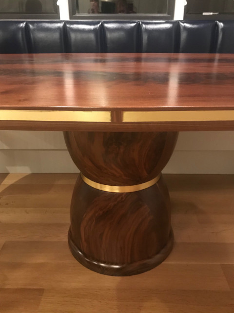 Bookmatched Walnut Crotch Oval Breakfast Table with Pedestal minimalistisch-esszimmer