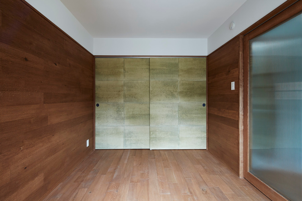 京都にあるモダンスタイルのおしゃれなファミリールームの写真