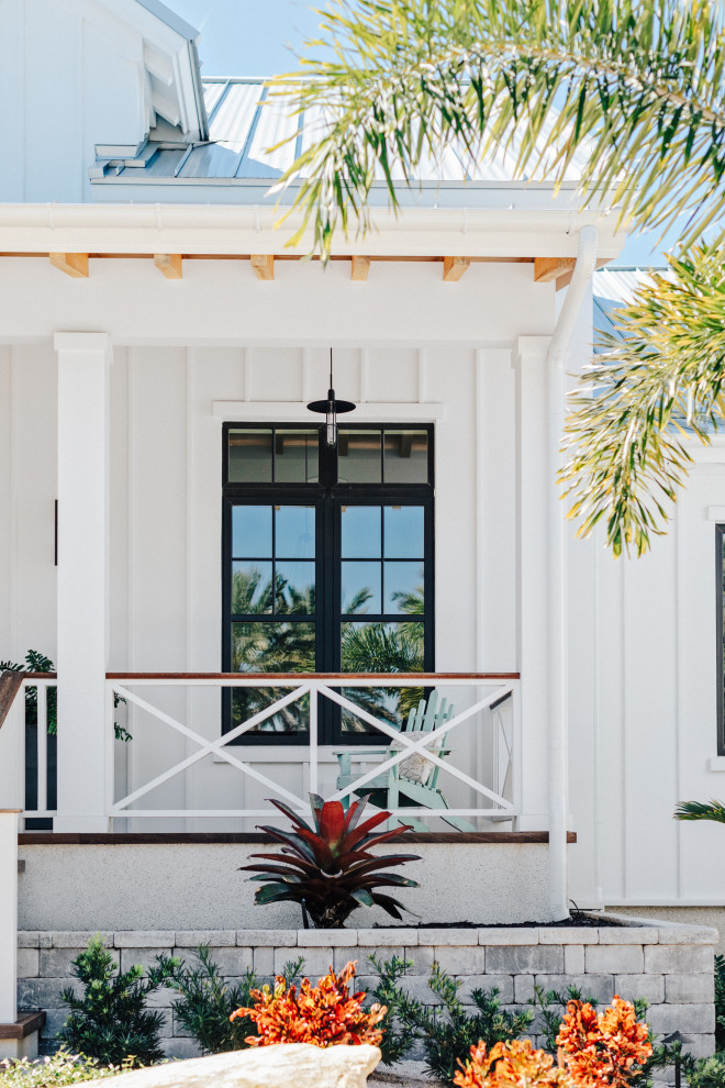 Großes Maritimes Haus mit weißer Fassadenfarbe, Blechdach, grauem Dach und Wandpaneelen in Tampa