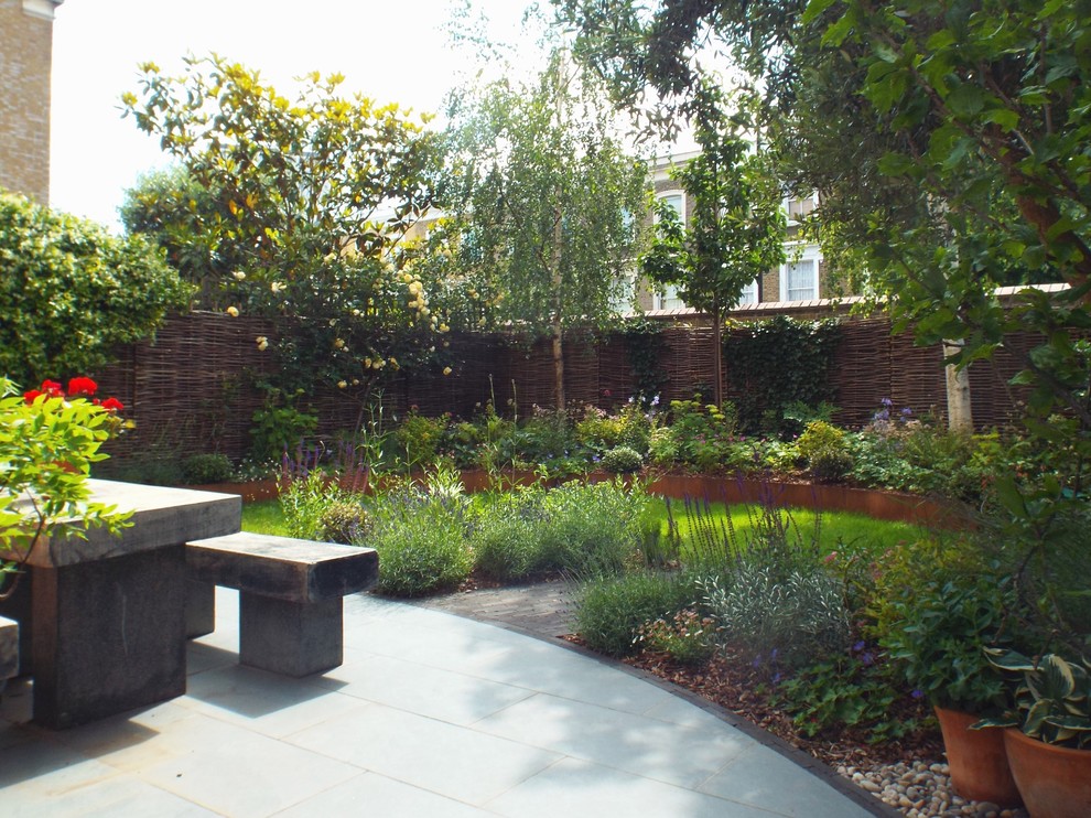 Photo of a contemporary backyard garden in London.