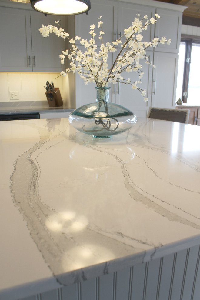 Inspiration for a transitional kitchen remodel in Minneapolis