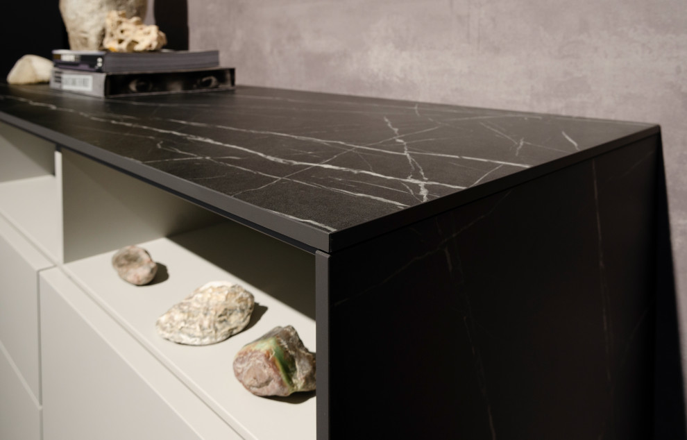 Белый комод raumplus с верхом под черный мрамор с выставки IMM Cologne 2020