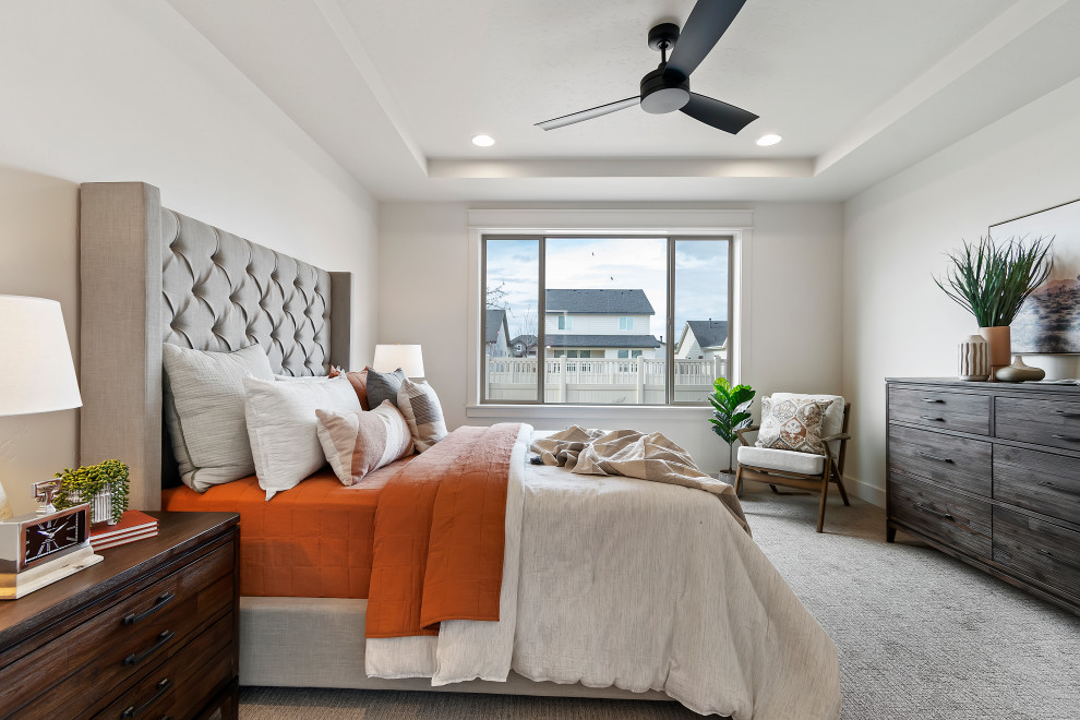 Ejemplo de dormitorio principal de estilo americano de tamaño medio con paredes blancas, moqueta, suelo gris y bandeja