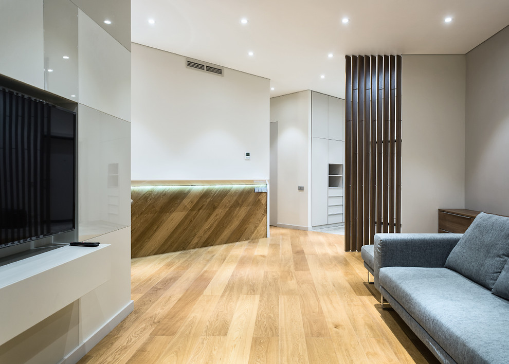 Просторная квартира с 2 спальнями в серых тонах.