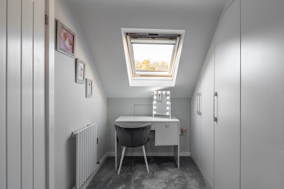 Immagine di un'In mansarda e grande camera da letto contemporanea con pareti grigie, moquette, pavimento grigio e soffitto a volta