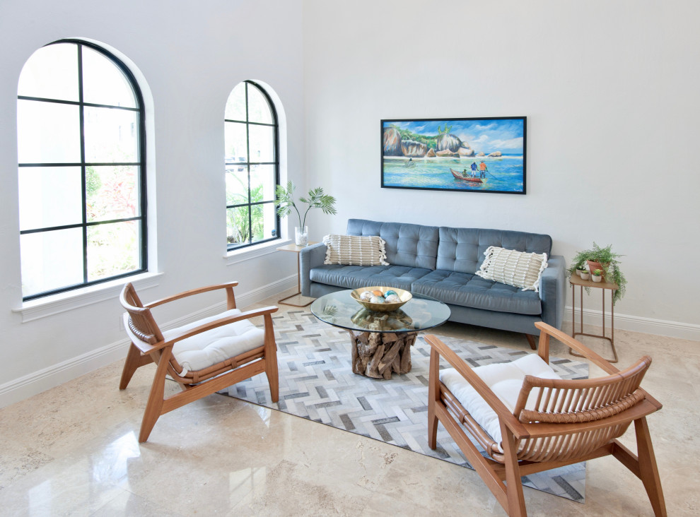 Ispirazione per un soggiorno stile marinaro di medie dimensioni con pareti bianche, pavimento in travertino e pavimento beige
