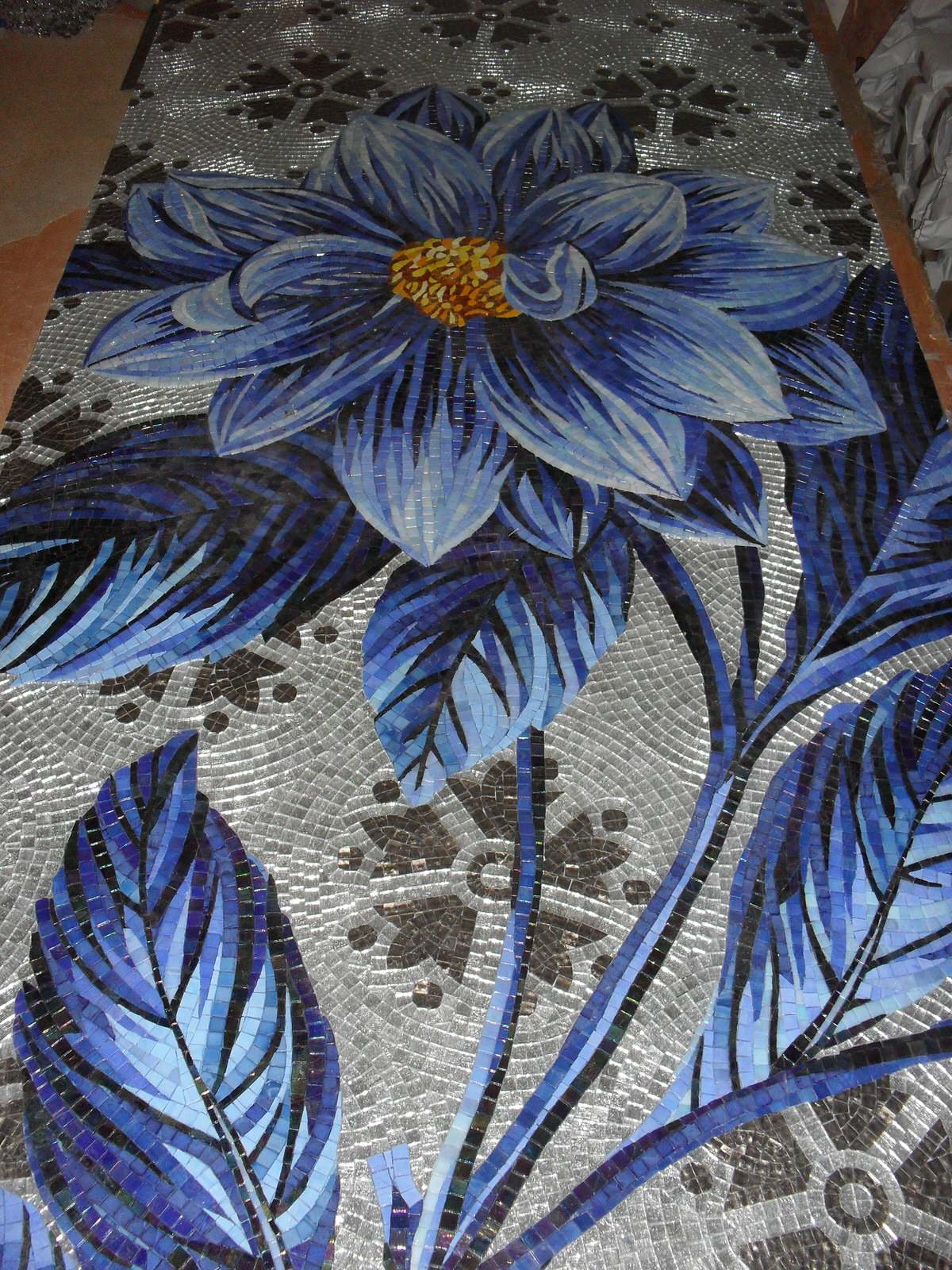 Художественная сборка панно из мозаики