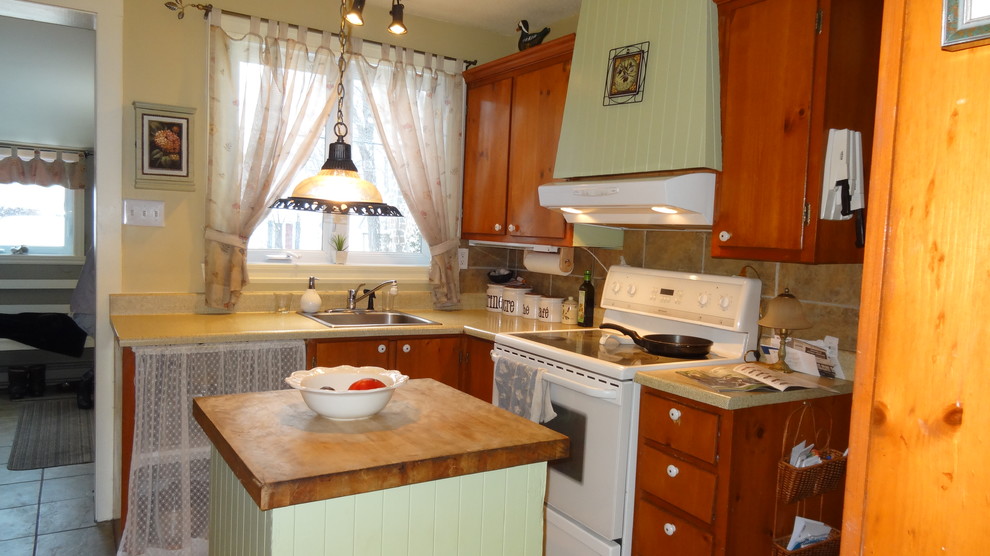 Kitchen - rustic kitchen idea in Montreal