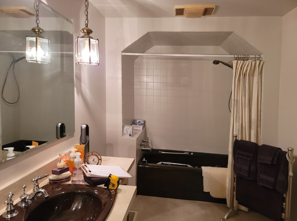 Bild på ett mellanstort vintage vit vitt badrum, med möbel-liknande, skåp i mörkt trä, ett fristående badkar, en toalettstol med hel cisternkåpa, vit kakel, cementkakel, grå väggar, cementgolv, ett undermonterad handfat, bänkskiva i kvarts och grått golv