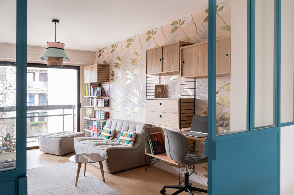 Immagine di un soggiorno design chiuso con pareti multicolore, pavimento in legno massello medio, pavimento marrone e carta da parati
