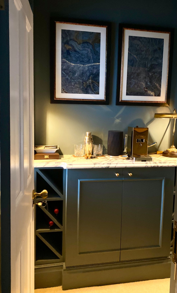 Cette image montre un petit bureau avec un mur bleu, moquette, aucune cheminée, un bureau indépendant, un sol beige et un plafond à caissons.