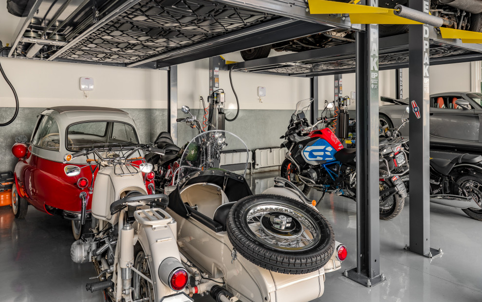 На фото: отдельно стоящий гараж среднего размера в стиле рустика для четырех и более машин с