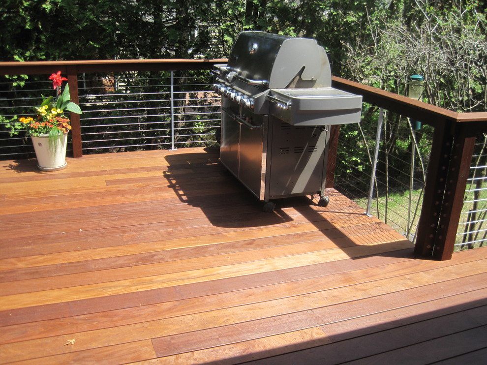 Large transitional deck photo in Chicago