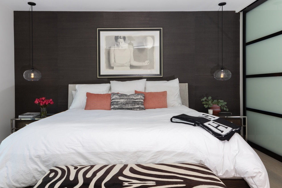 Mittelgroßes Modernes Hauptschlafzimmer mit schwarzer Wandfarbe, hellem Holzboden, Kamin, Kaminumrandung aus Stein und Tapetenwänden in Los Angeles