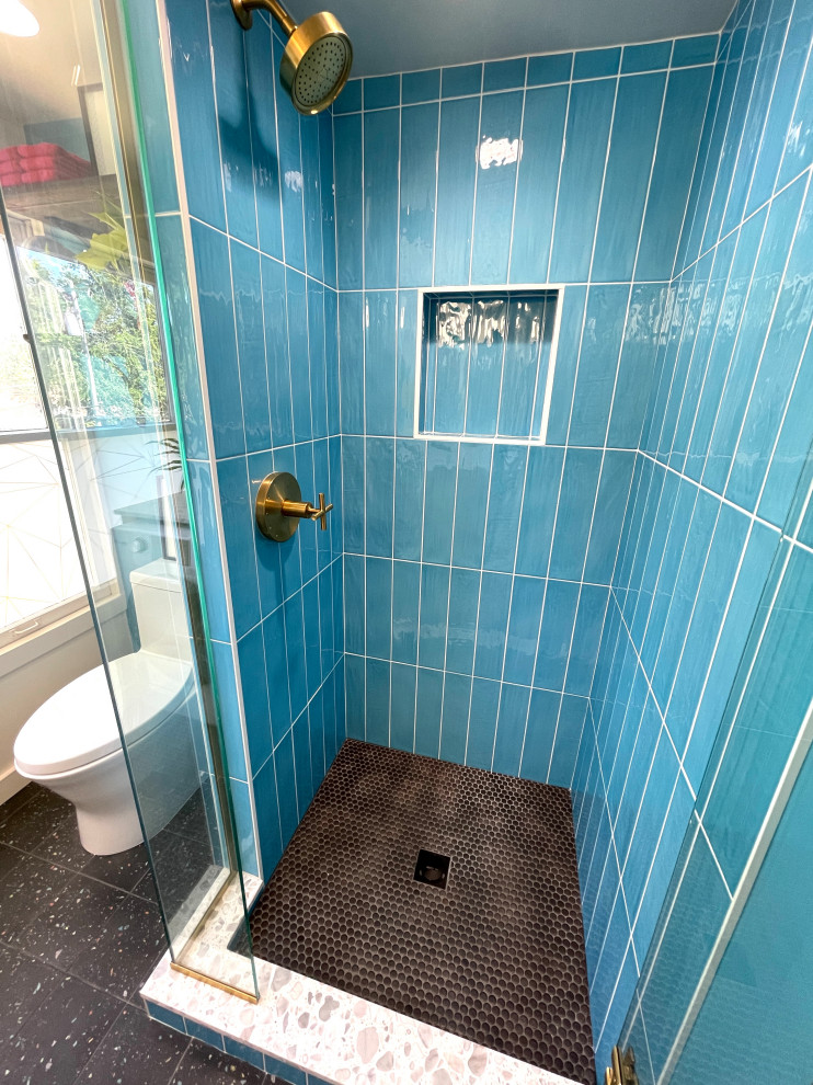 Стильный дизайн: маленькая главная ванная комната со стиральной машиной в стиле модернизм с плоскими фасадами, фасадами цвета дерева среднего тона, душем в нише, раздельным унитазом, синей плиткой, керамической плиткой, белыми стенами, полом из керамической плитки, врезной раковиной, столешницей терраццо, черным полом, душем с распашными дверями, белой столешницей, тумбой под одну раковину и подвесной тумбой для на участке и в саду - последний тренд