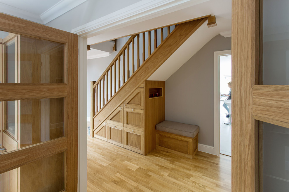 Gerades, Großes Modernes Treppengeländer Holz mit Teppich-Setzstufen und Tapetenwänden in Oxfordshire