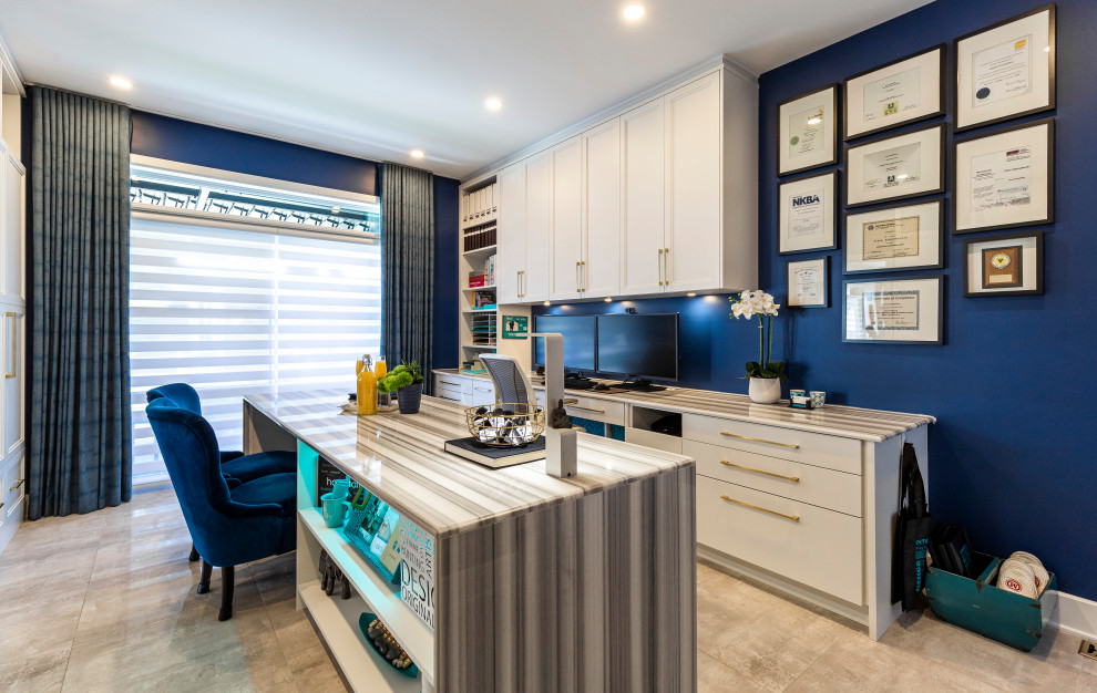 На фото: огромная домашняя мастерская в современном стиле с синими стенами, полом из керамогранита, встроенным рабочим столом и серым полом