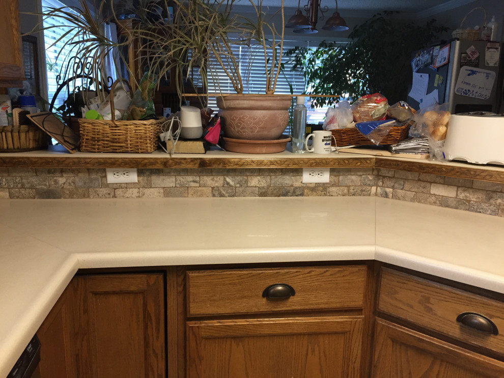Mid-sized mountain style eat-in kitchen photo in Denver with stone tile backsplash