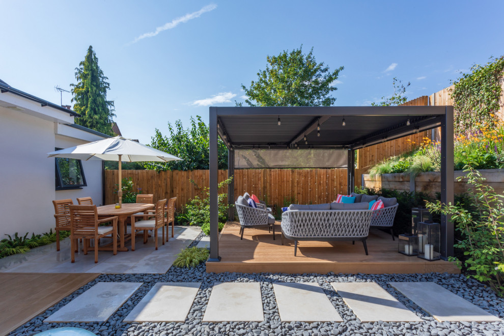 Свежая идея для дизайна: летний участок и сад среднего размера на заднем дворе с с перголой - отличное фото интерьера