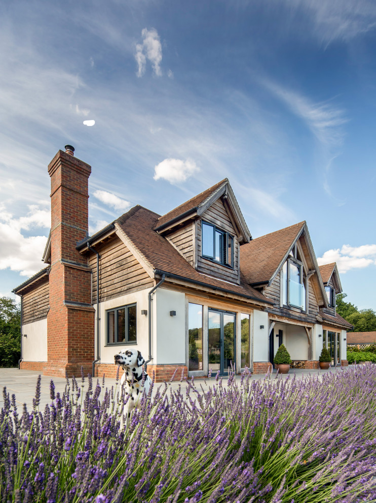 Zweistöckiges Country Einfamilienhaus mit weißer Fassadenfarbe, Ziegeldach und rotem Dach in Surrey