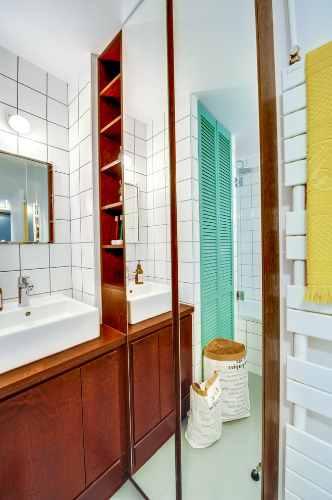 Cette photo montre une salle de bain tendance.