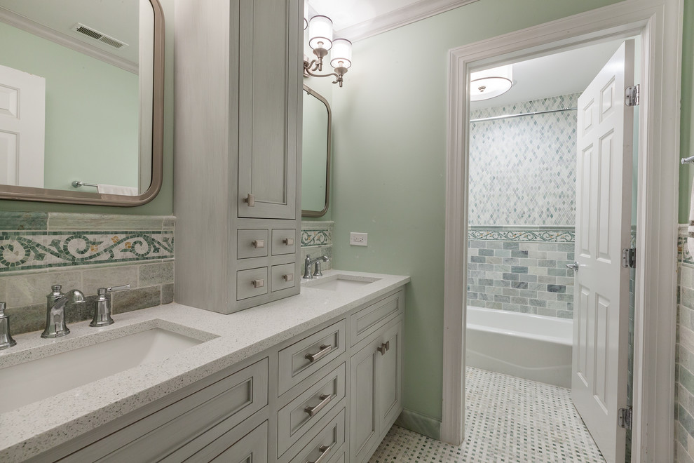 Mid-sized traditional kids bathroom in Chicago with beaded inset cabinets, grey cabinets, an alcove tub, a shower/bathtub combo, green tile, marble, marble floors, an undermount sink, engineered quartz benchtops, green floor and a shower curtain.