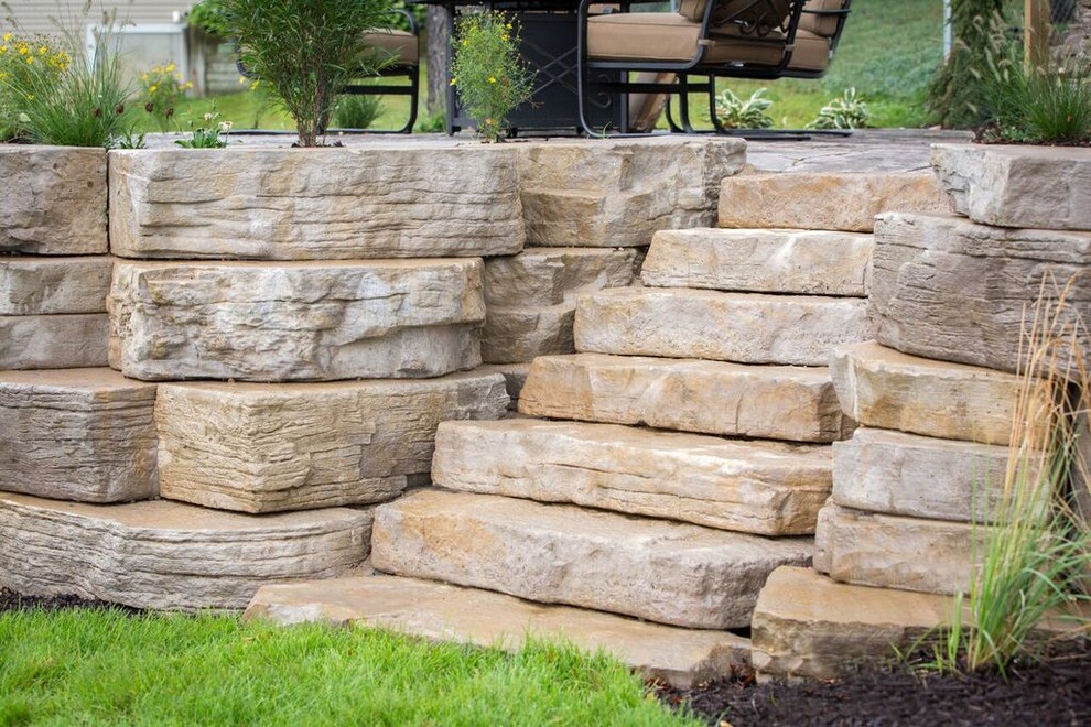 Design ideas for a mid-sized transitional full sun backyard stone landscaping in Chicago.