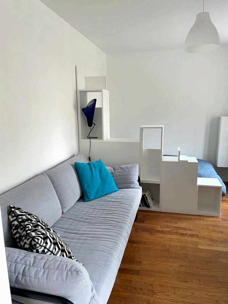 Création d'un meuble de séparation avec rangements sur mesures.