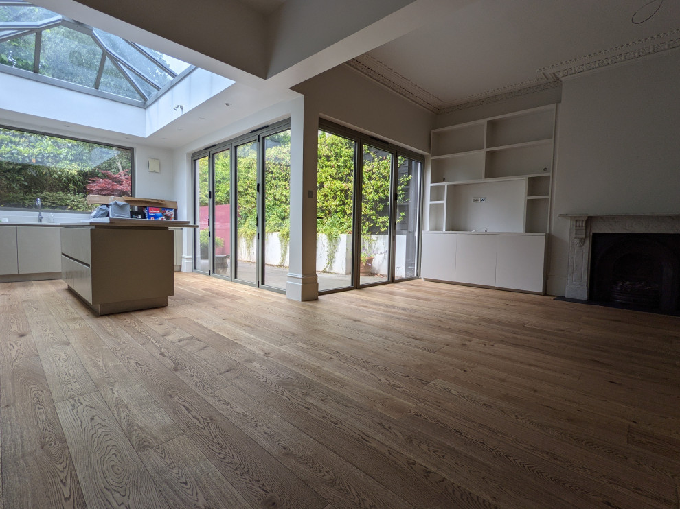 Idee per una grande cucina vittoriana con pavimento in legno massello medio