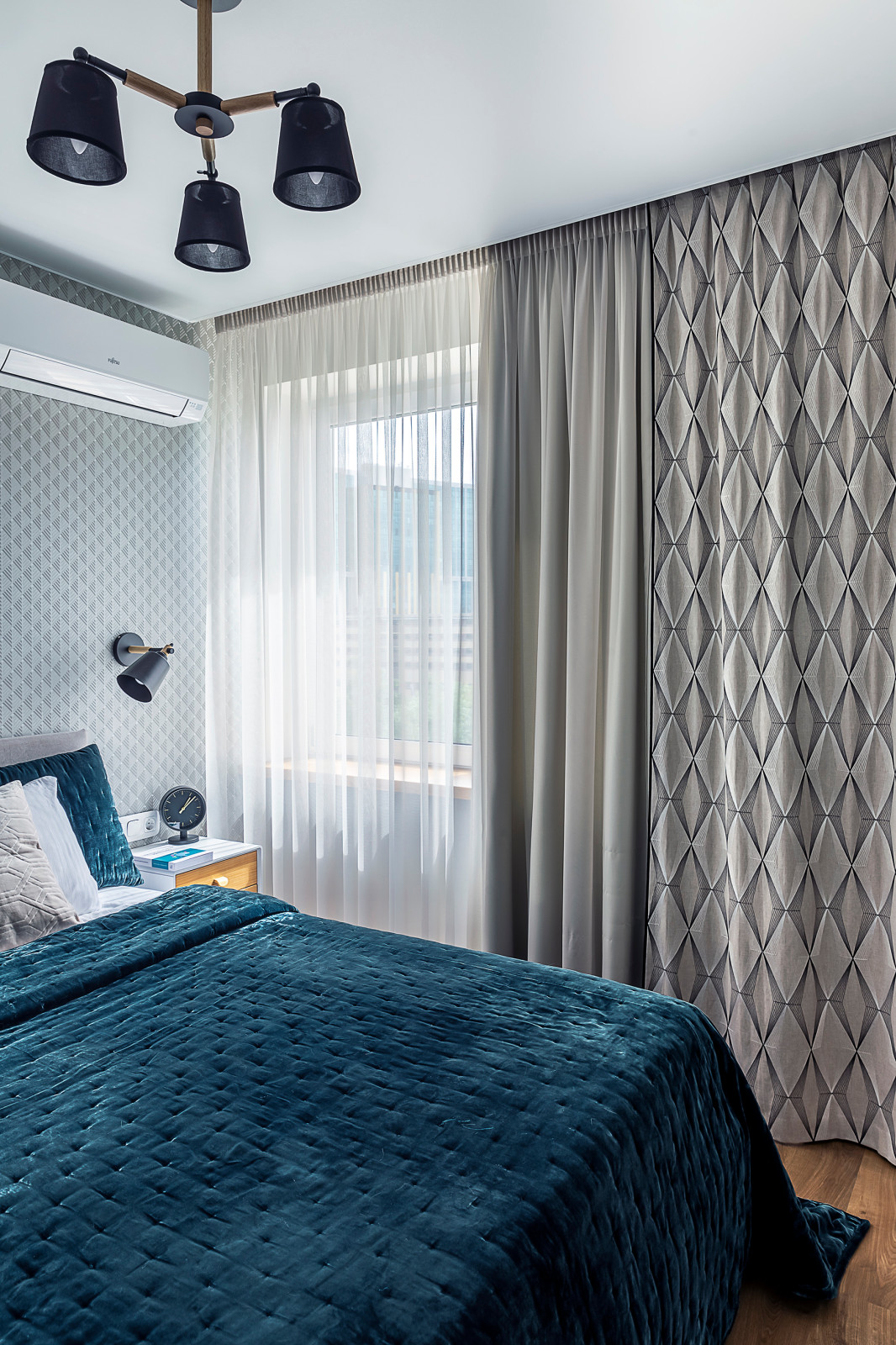 Спальня.Портьеры с репсовой лентой по периметру, тюль и блекаут