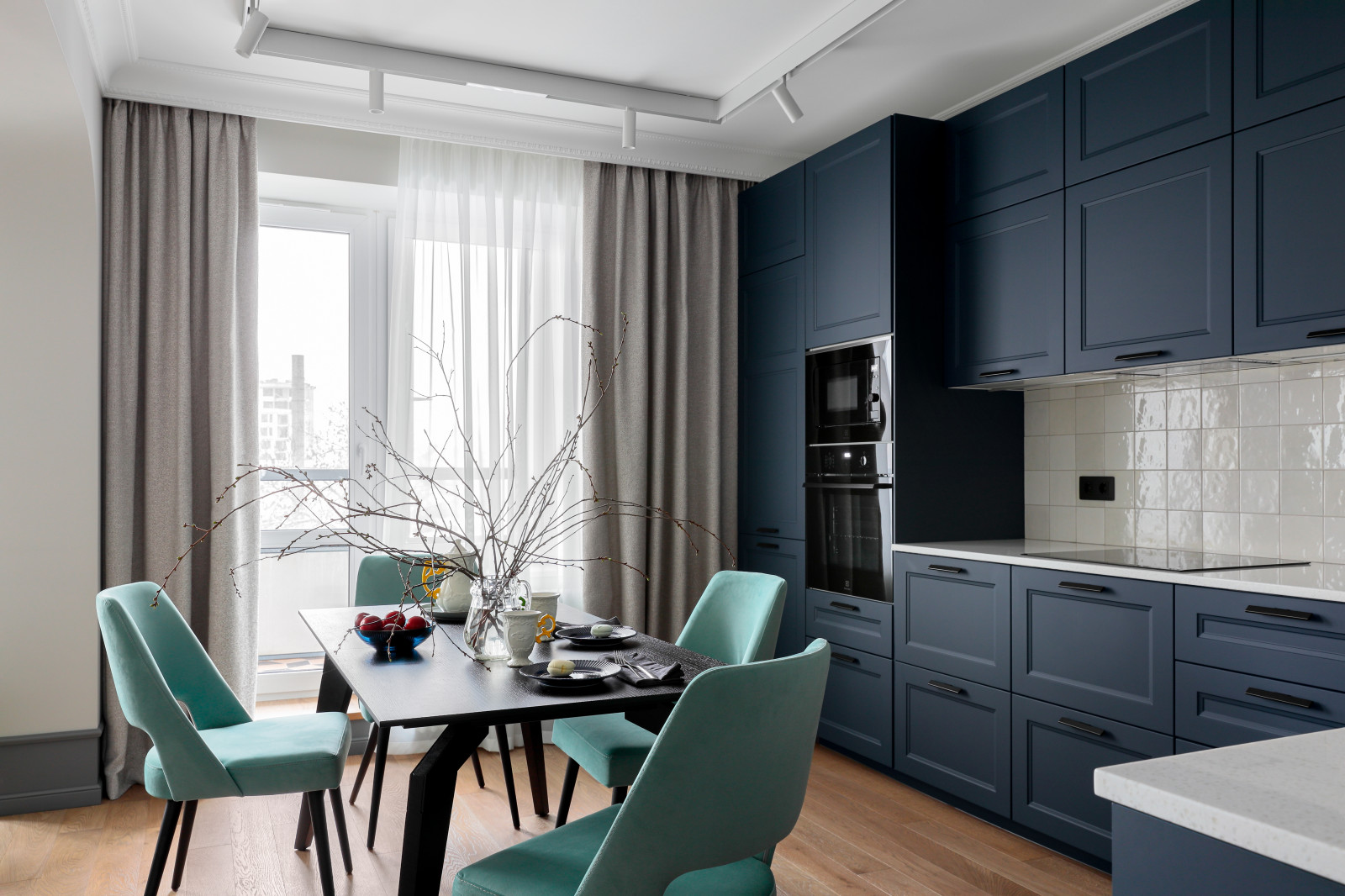 Квартира с синей кухней и детской комнатой