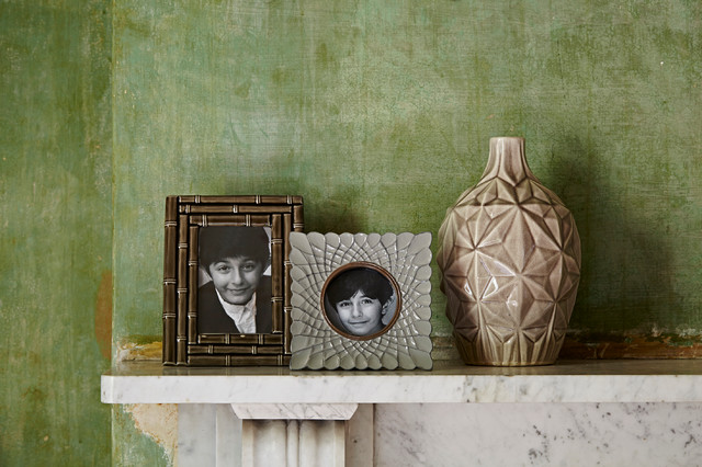Snowflake Vase and Ceramic Frames rustik-vardagsrum