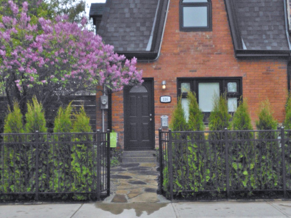 Inspiration for a traditional garden in Toronto.