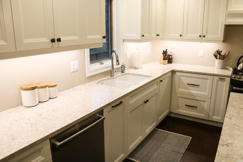 Transitional home design photo in Toronto