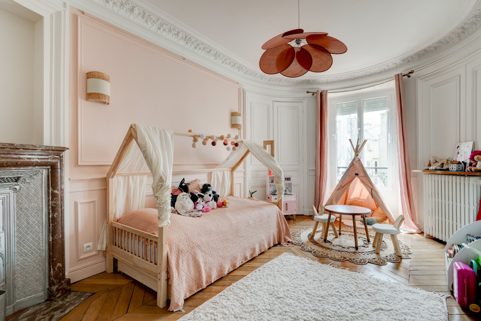 Inspiration for a scandinavian kids' bedroom in Paris with a dado rail.