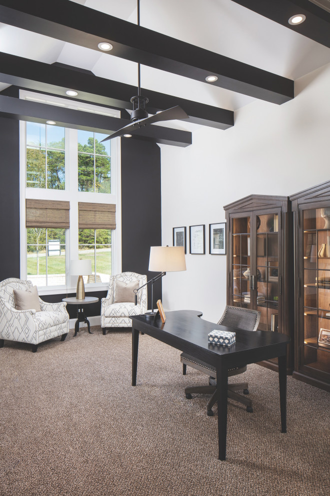 Idée de décoration pour un grand bureau avec une bibliothèque ou un coin lecture, un mur noir, moquette, un bureau indépendant, un sol beige et poutres apparentes.